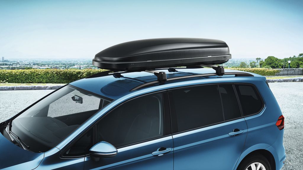 Volkswagen Dachbox montiert auf einem blauen VW