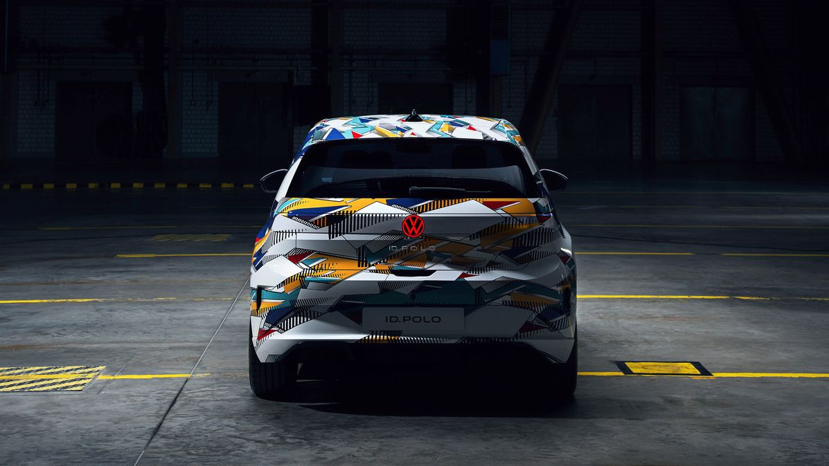 Heckansicht des neuen bunt folierten VW ID. Polo 