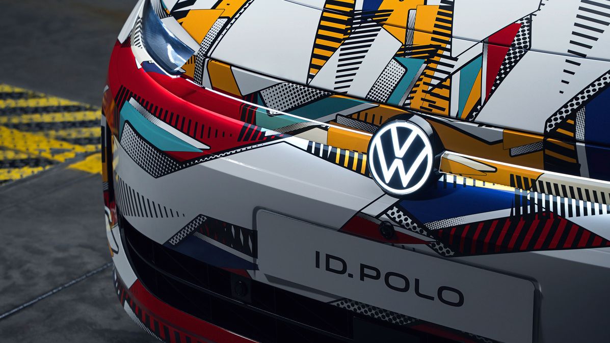 Detailansicht der Front und des Logos des neuen bunt folierten VW ID. Polo 