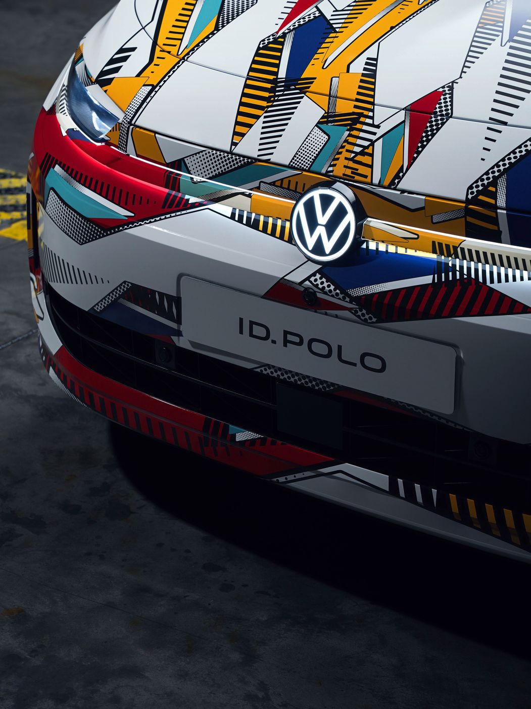 Detailansicht der Front und des Logos des neuen bunt folierten VW ID. Polo 