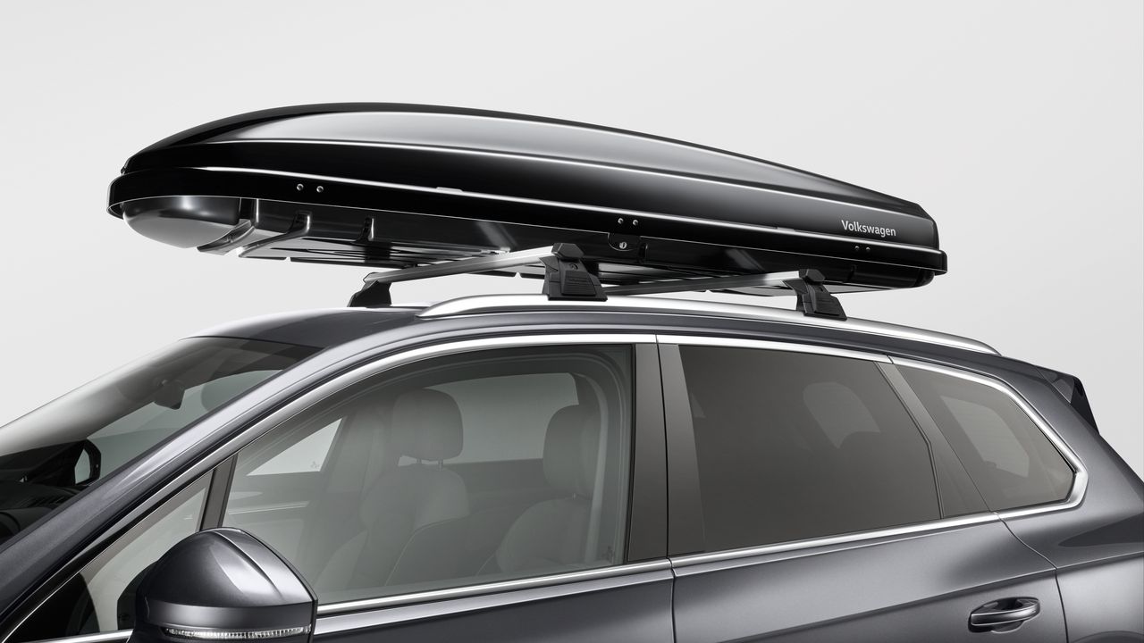 Eine Volkswagen Dachbox am Dach eines Volkswagen