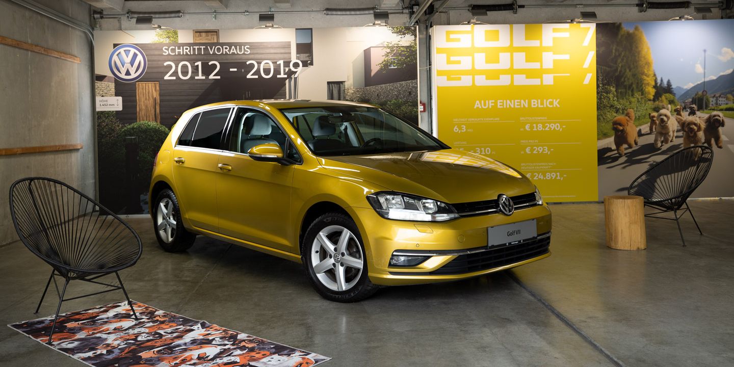 Ein gelber VW Golf 7 schräg von vorne