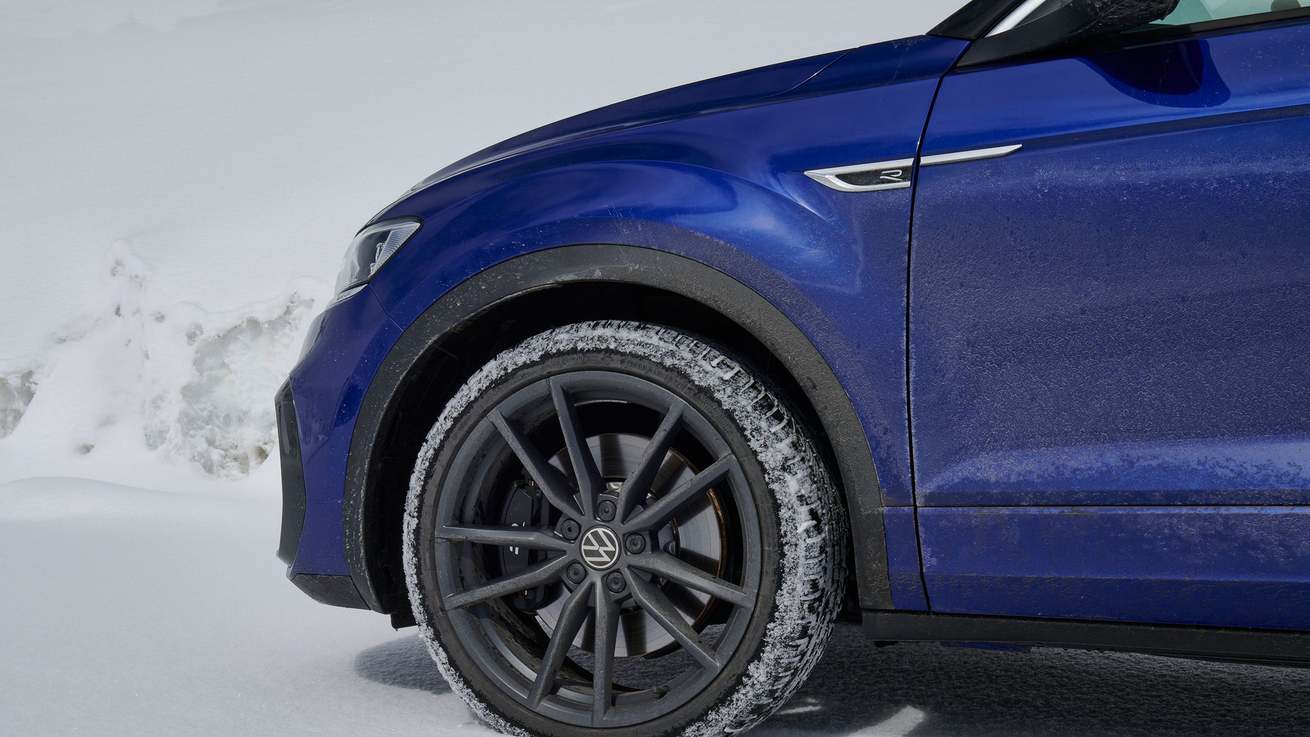 Ein blauer Volkswagen mit Fokus auf das Winterkomplettrad