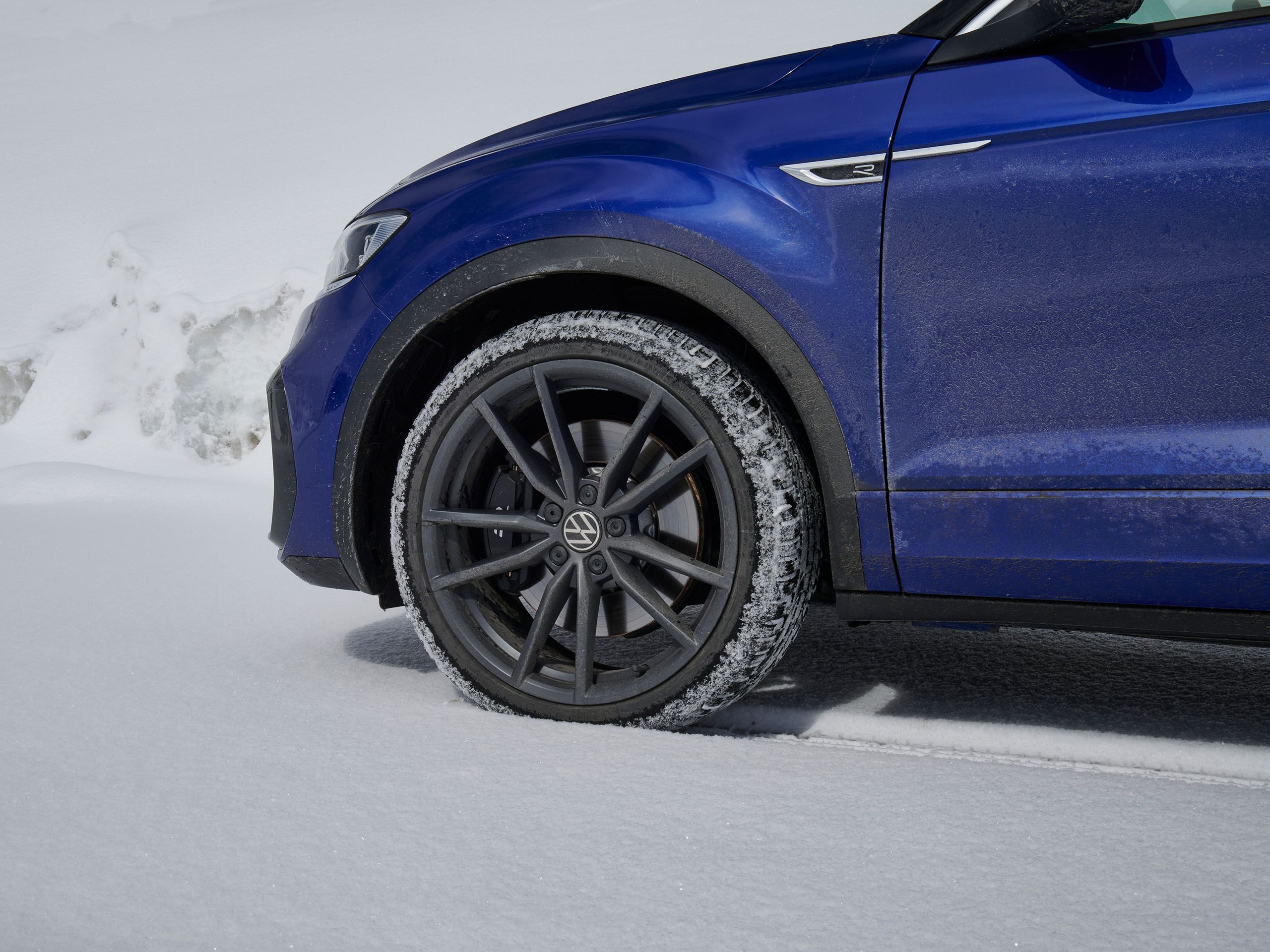 Ein blauer Volkswagen mit Fokus auf das Winterkomplettrad
