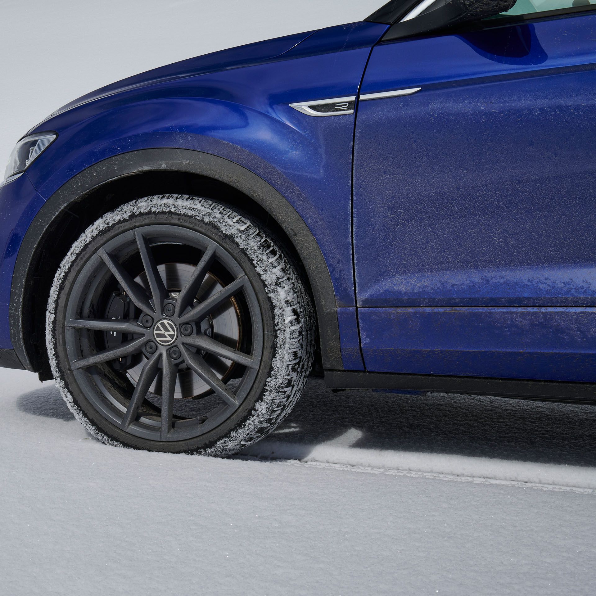 Ein blauer Volkswagen mit Fokus auf das Winterkomplettrad