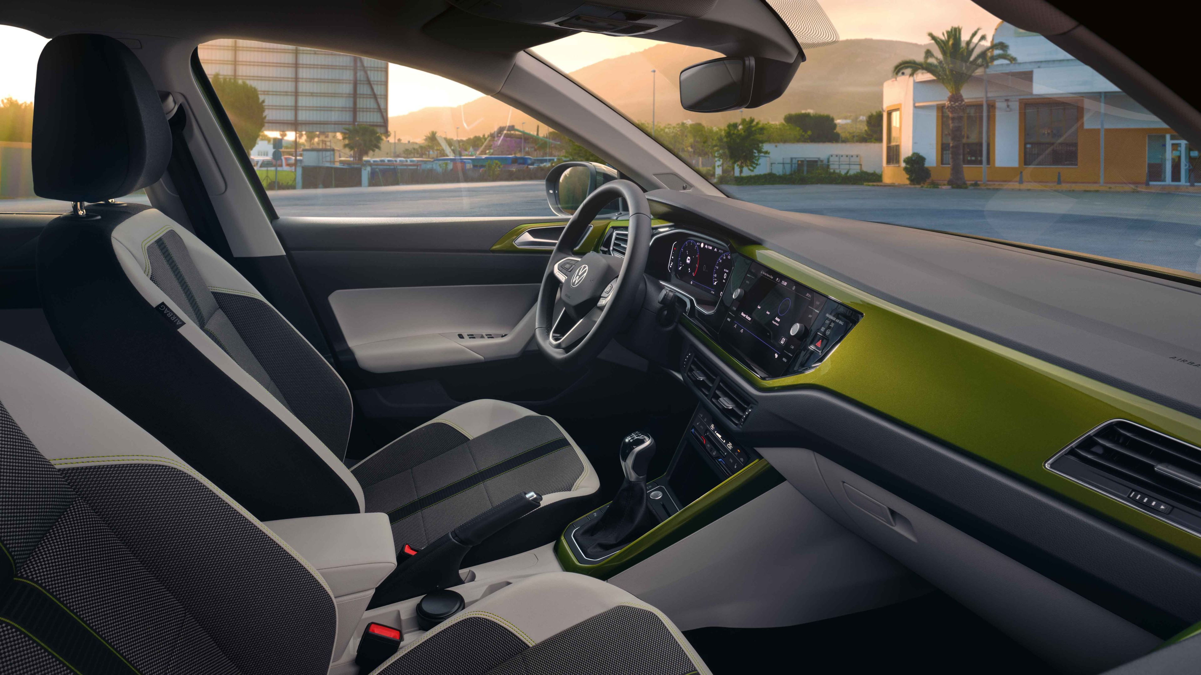 Interieur eines VW Taigo Style mit grünem Design Paket