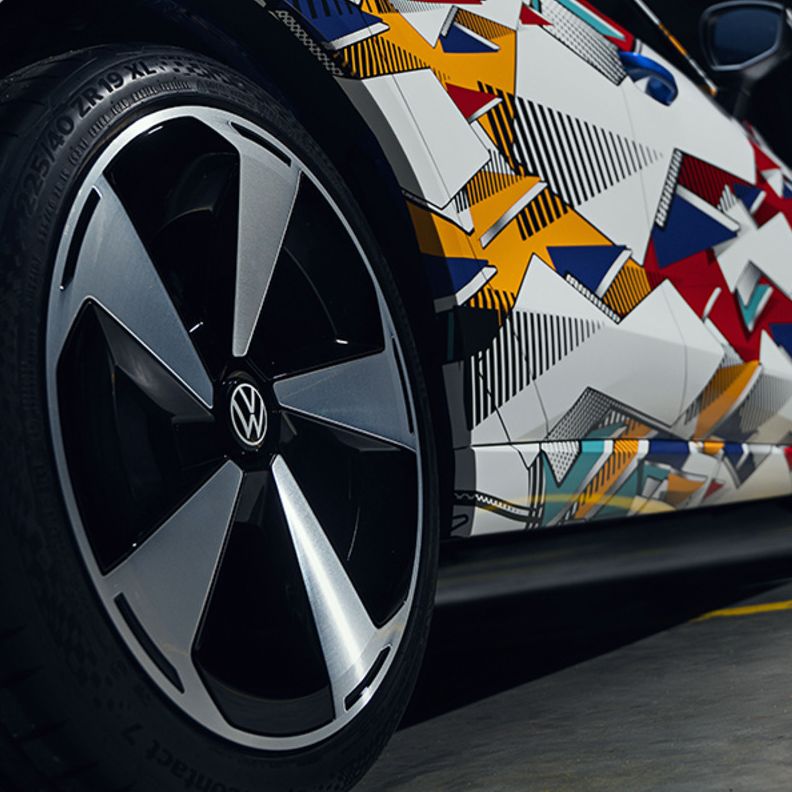 Blick auf das Rad hinten rechts und die Seitenansicht vom ID. Polo