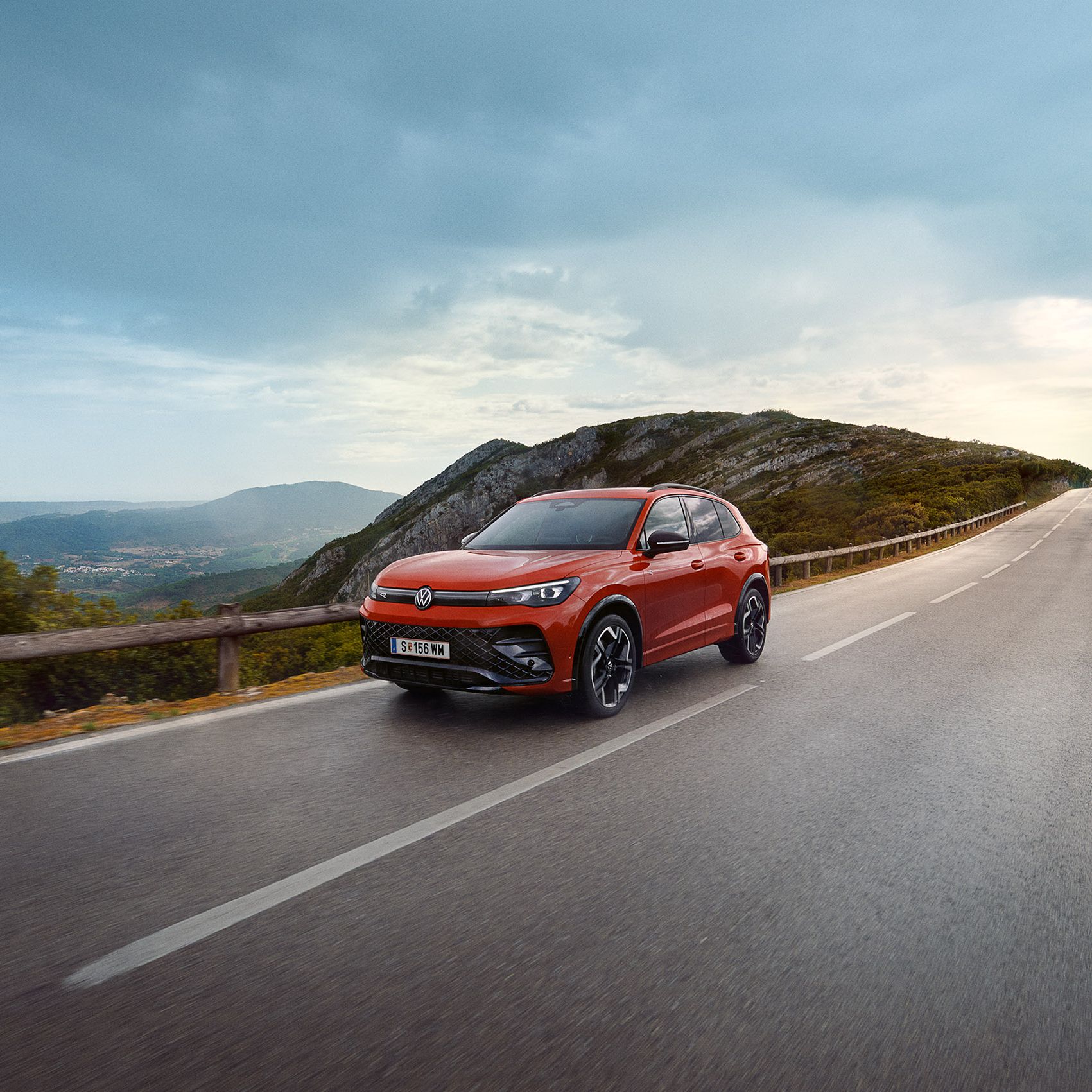 Roter VW Tiguan R-Line fährt auf Landstraße