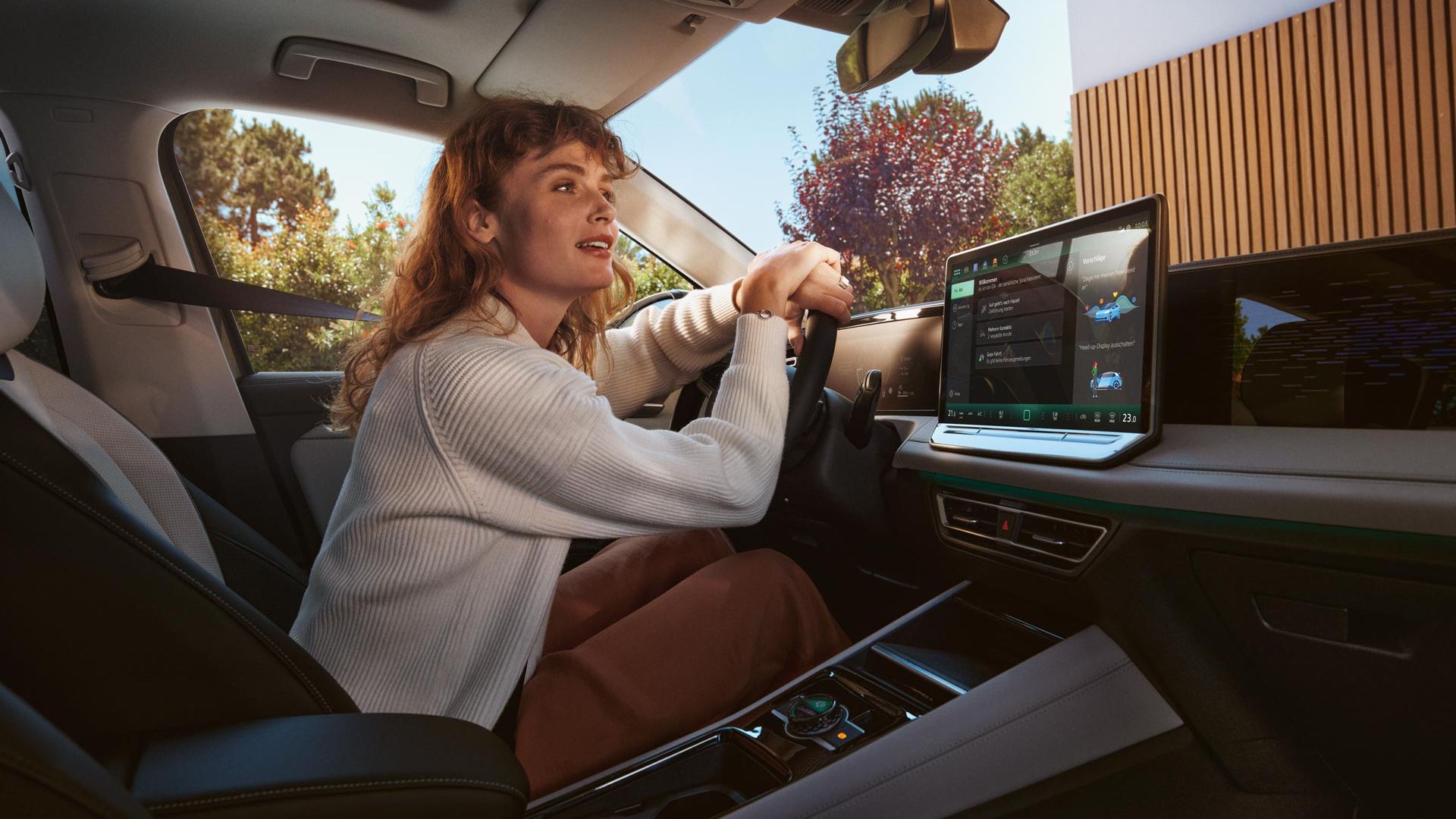 Frau steuert ihren VW Tiguan mit dem Sprachassistenten IDA