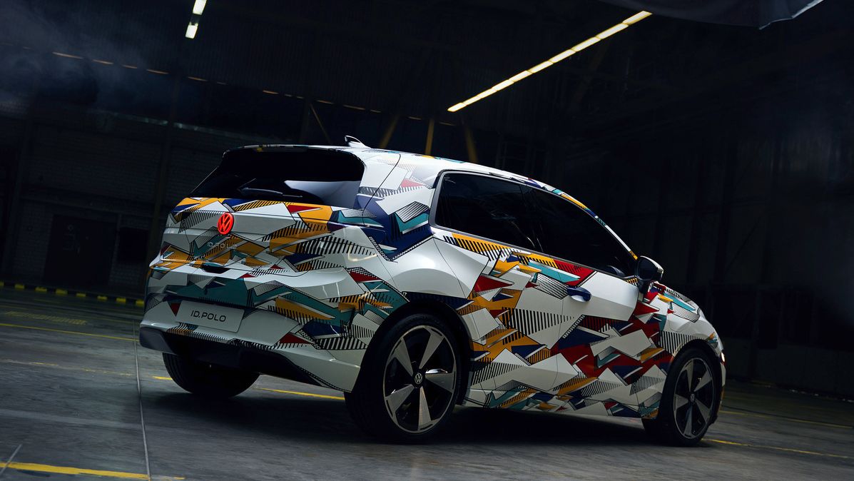 Heckansicht des neuen bunt folierten VW ID. Polo 