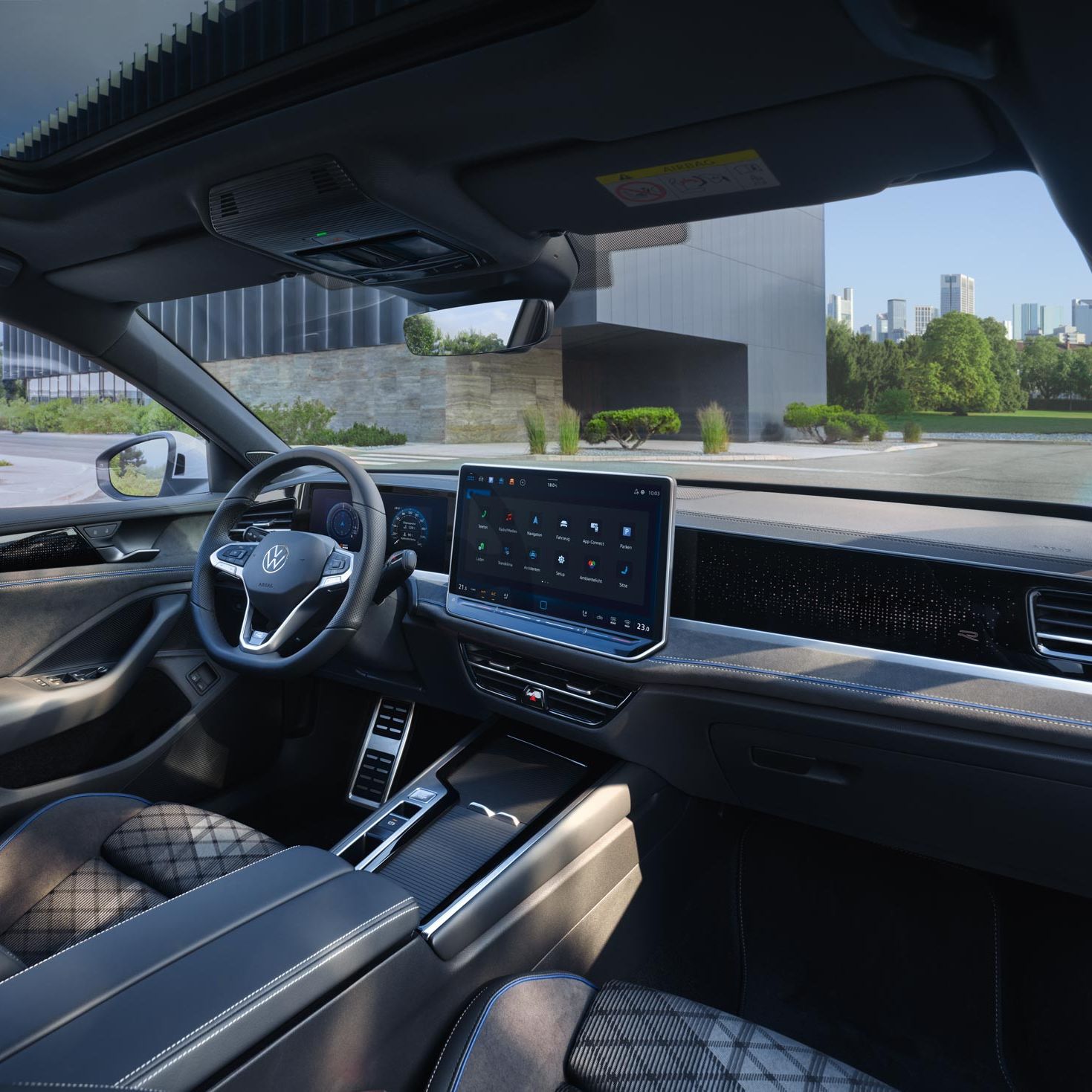 Innenansicht des VW Passat R-Line mit Blick auf die optionalen ergoActive Sitze und das Cockpit.