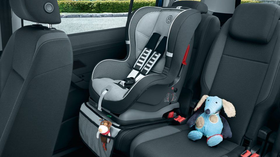 Kindersitz in Auto montiert