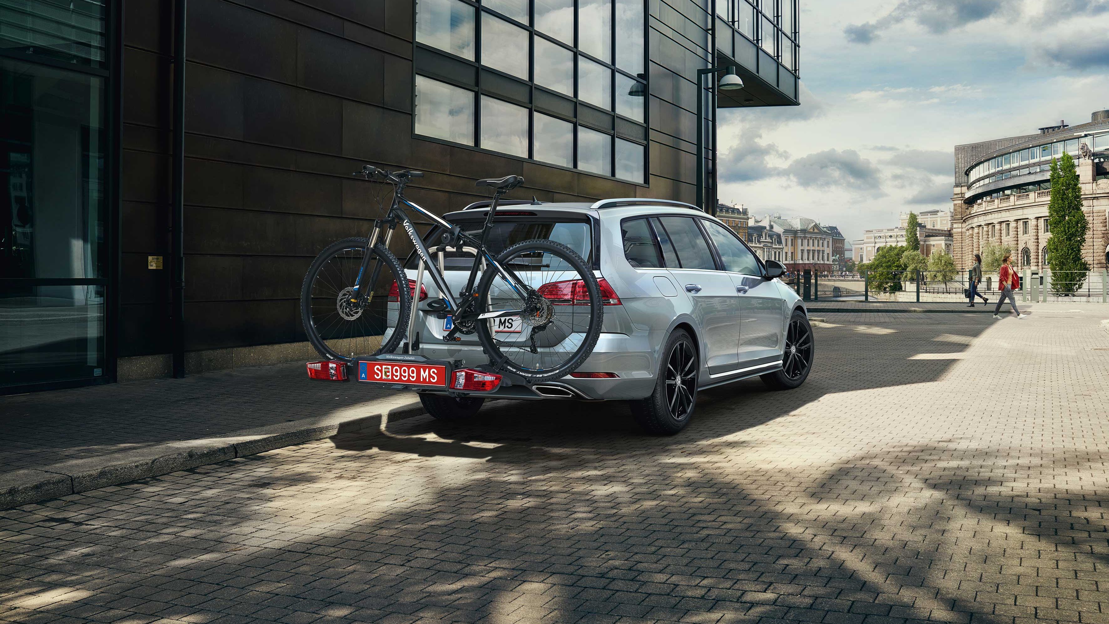 Eine Golf Variant mit Fahrradträger parkt vor einem Gebäude