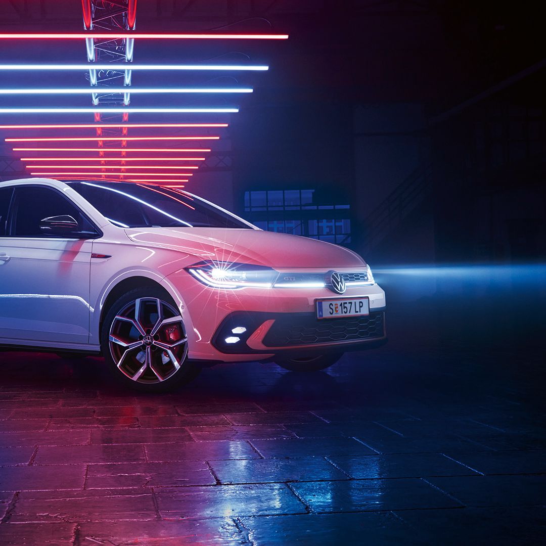 Seiten- und Frontansicht eines weißen VW Polo GTI