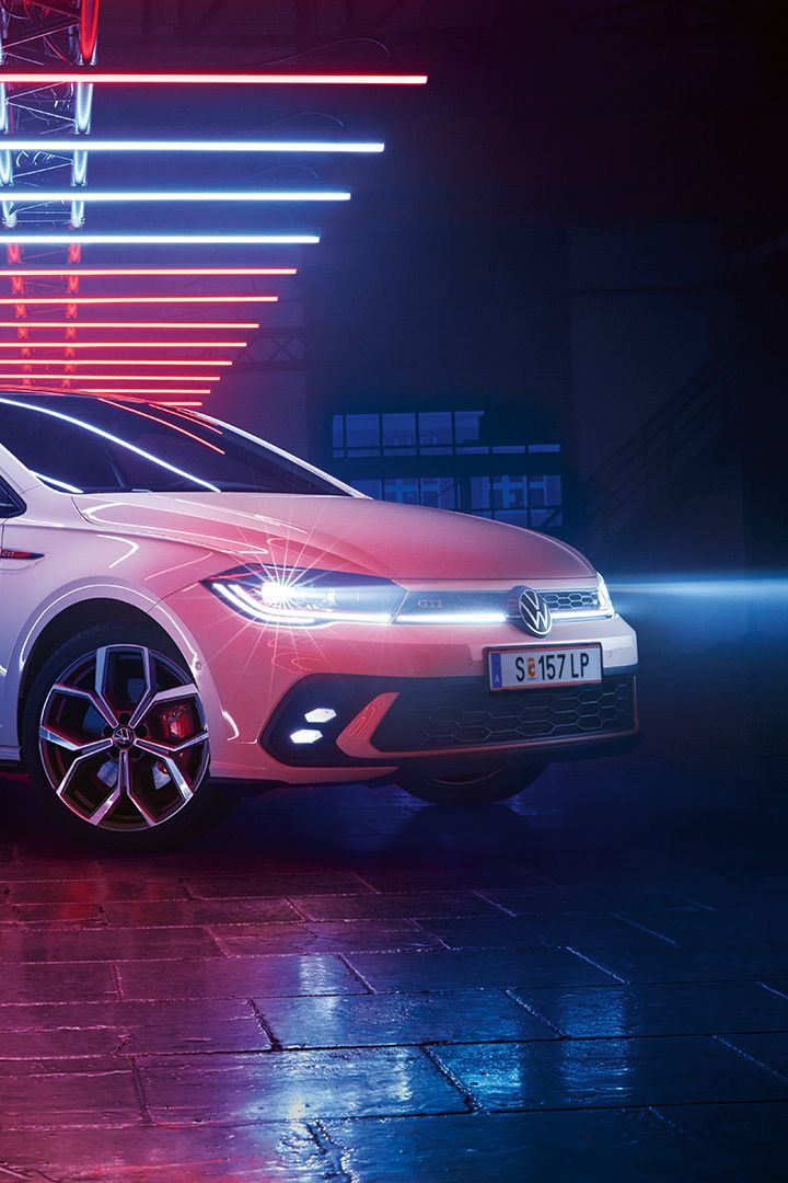 Seiten- und Frontansicht eines weißen VW Polo GTI