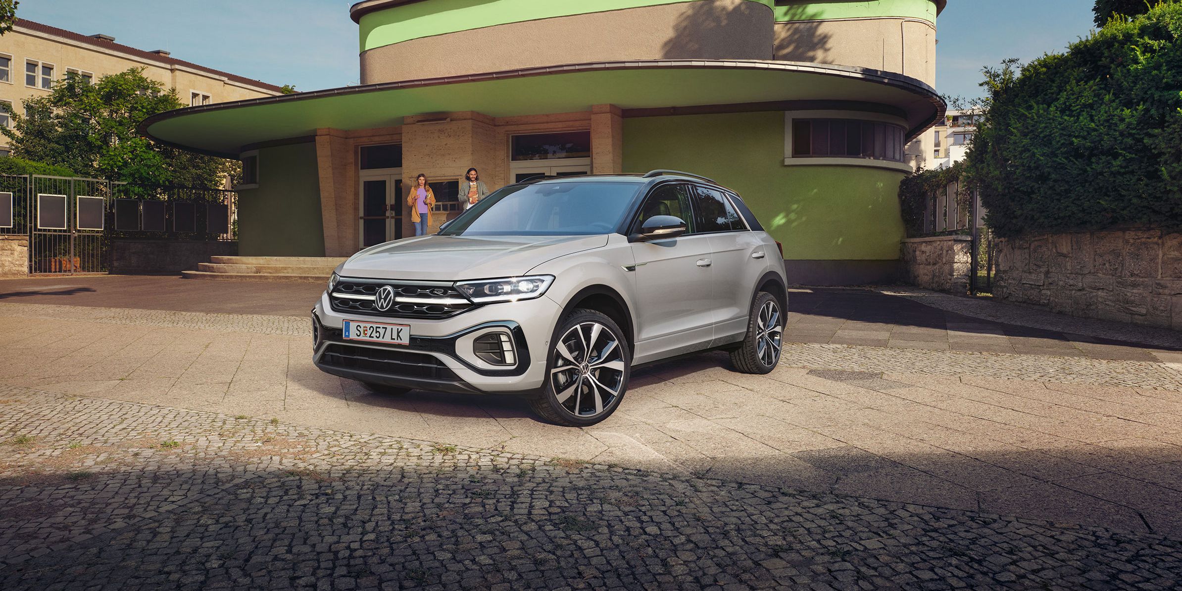 Der VW T-Roc R-Line geparkt vor Gebäude