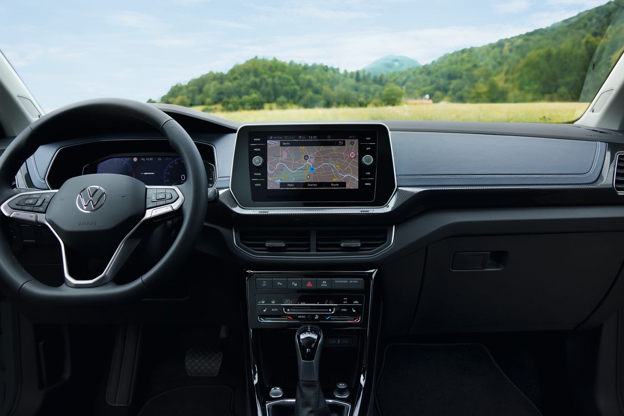 Detailansicht des Cockpits und Navigationssystem eines VW T-Cross
