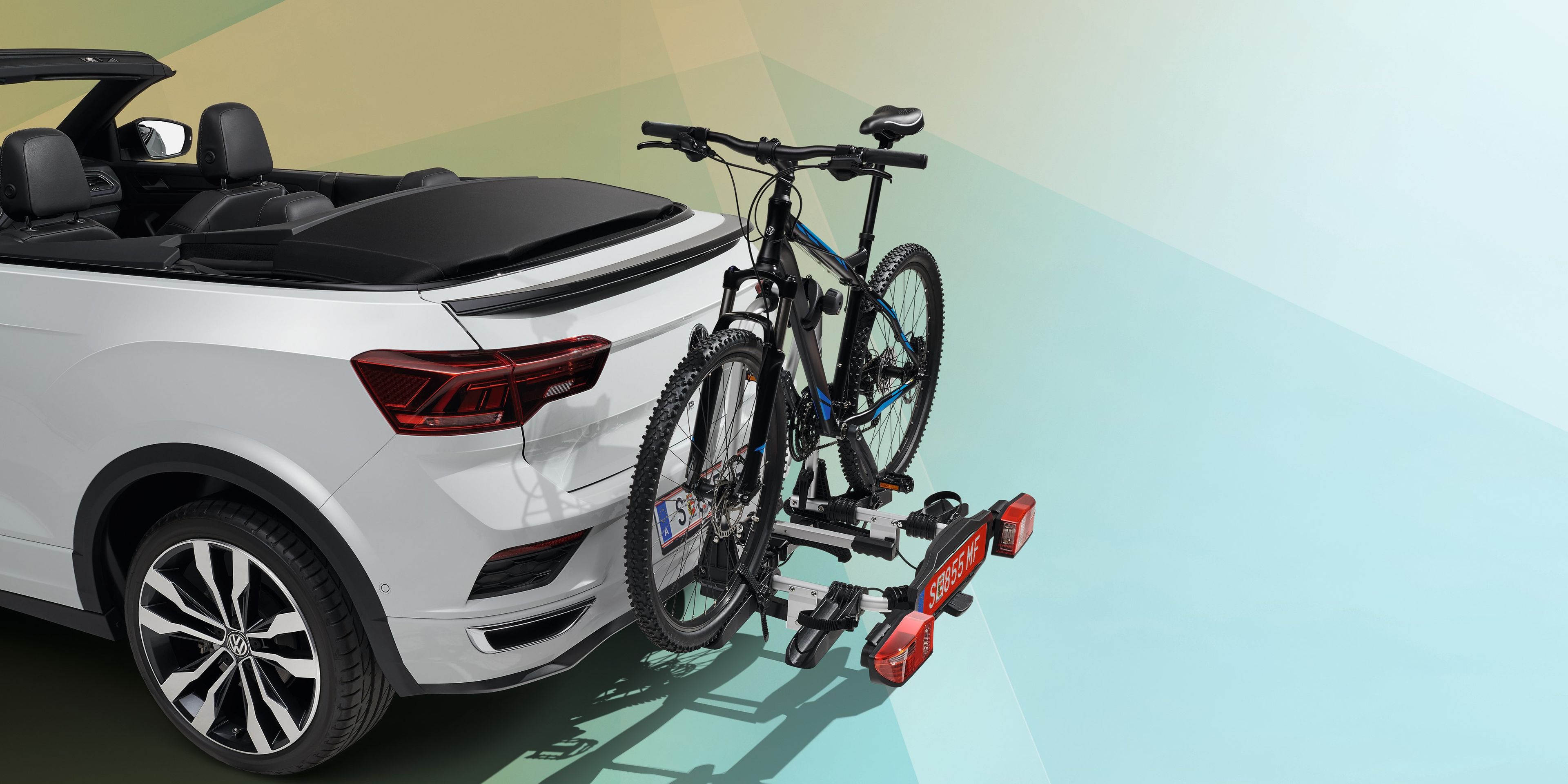 Volkswagen mit Fahrrad auf Fahrradträger