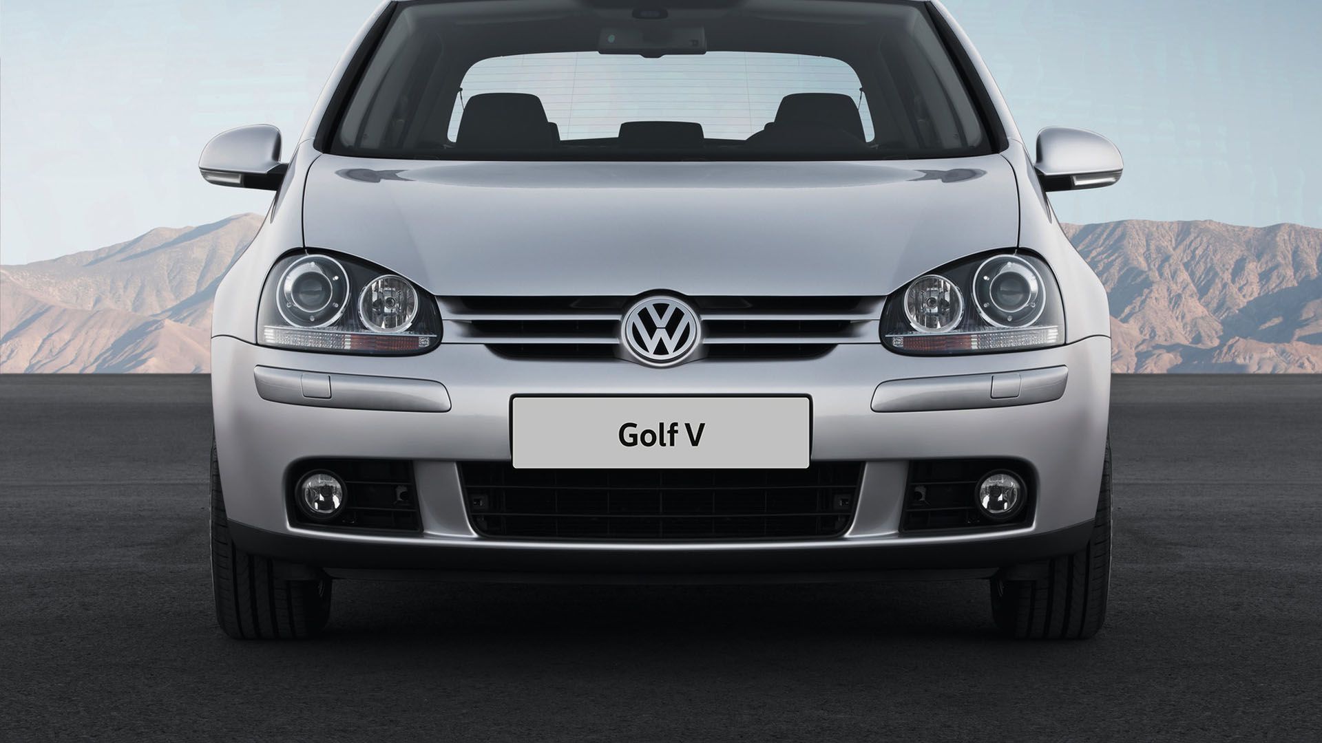 Der VW Golf 5 in silber von vorne 
