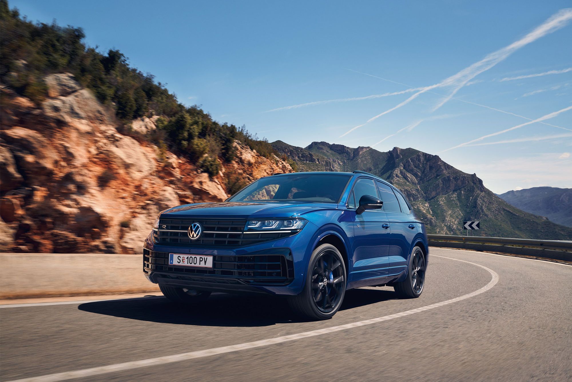 Der VW Touareg R eHybrid fährt auf einer Bergstraße