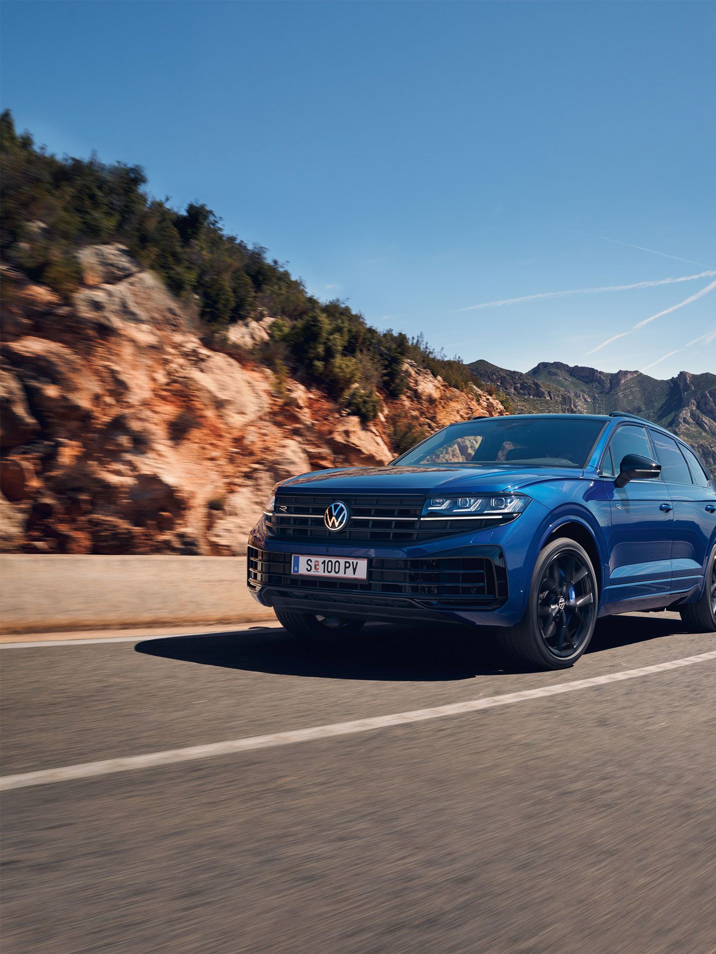 Der VW Touareg R eHybrid fährt auf einer Bergstraße