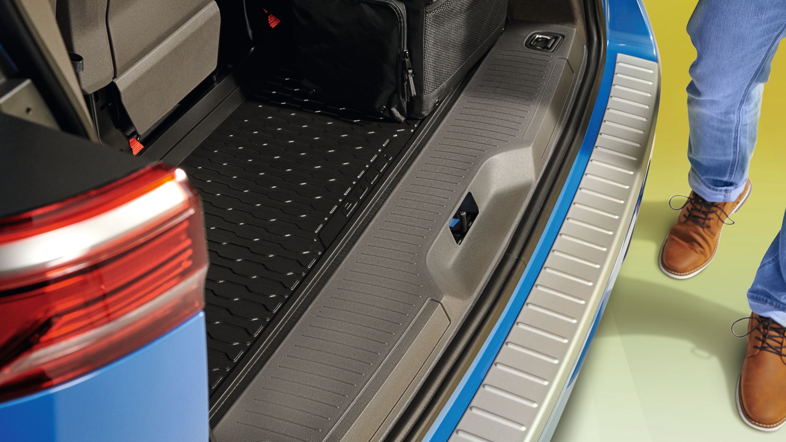 Kühlbox im Kofferaum eins Volkswagen Multivan