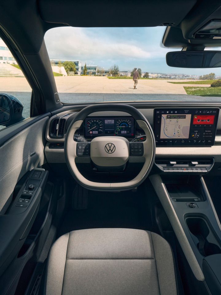 Cockpit eines VW ID. Cross mit Multifunktionslenkrad und Infotainmentsystem.
