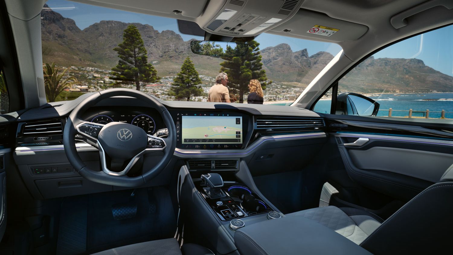Blick auf das Navigationssystems des VW Touareg R-Line.