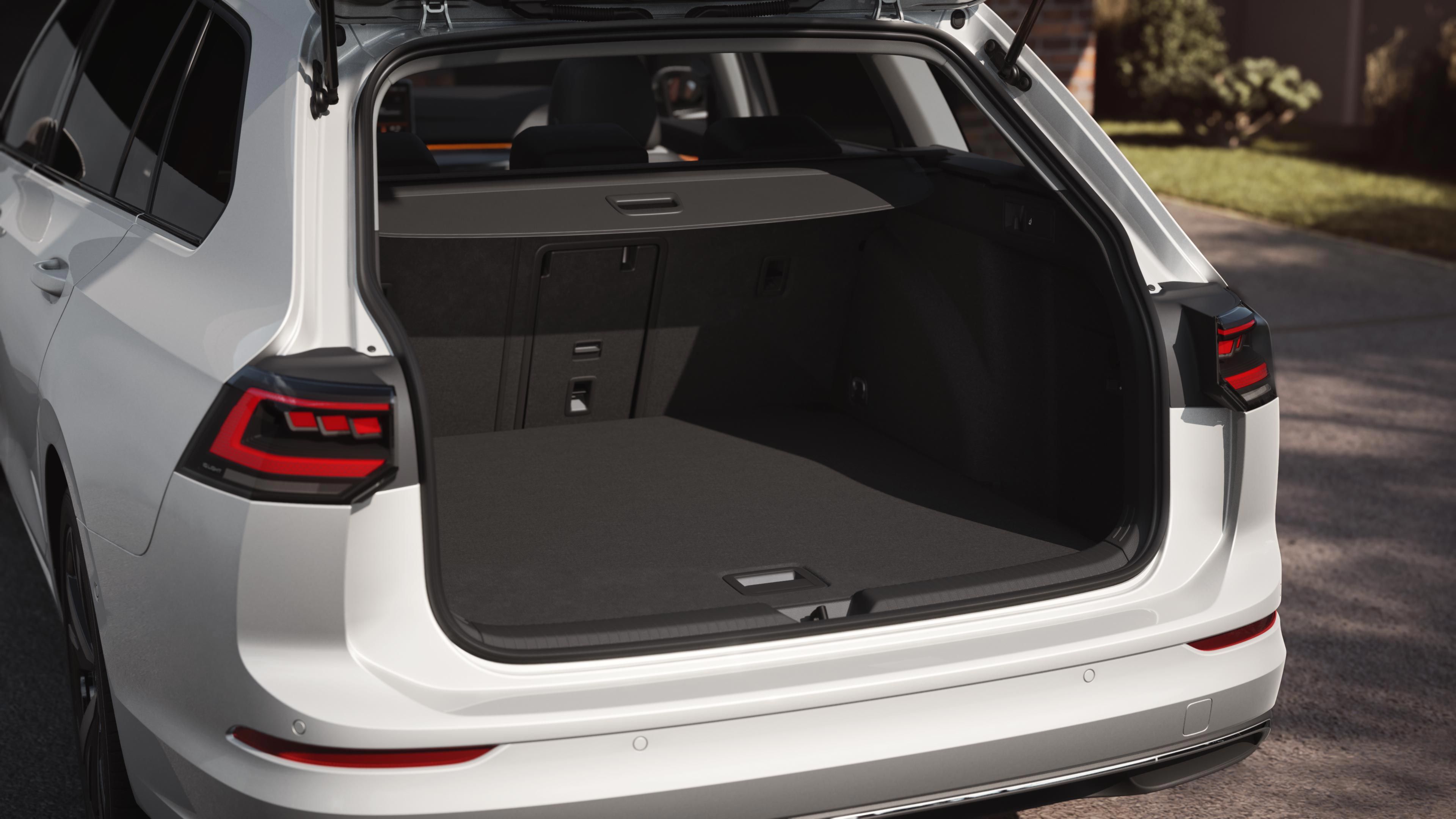 Ansicht des Kofferraums eines weißen VW Golf Variant