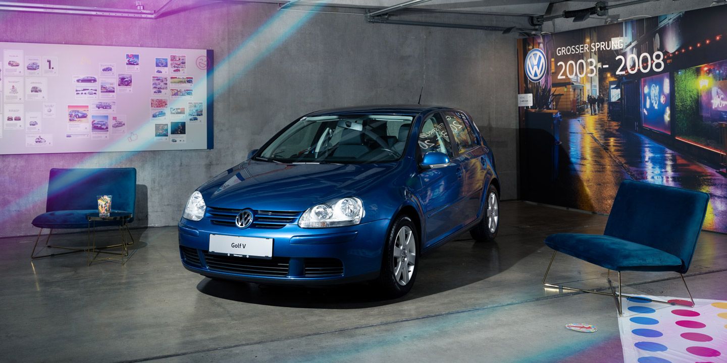 Ein blauer VW Golf 5 schräg von vorne