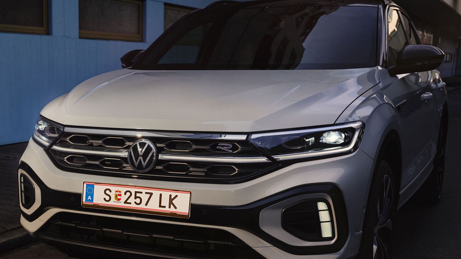 Seitliche Frontansicht eines weißen VW T-Roc