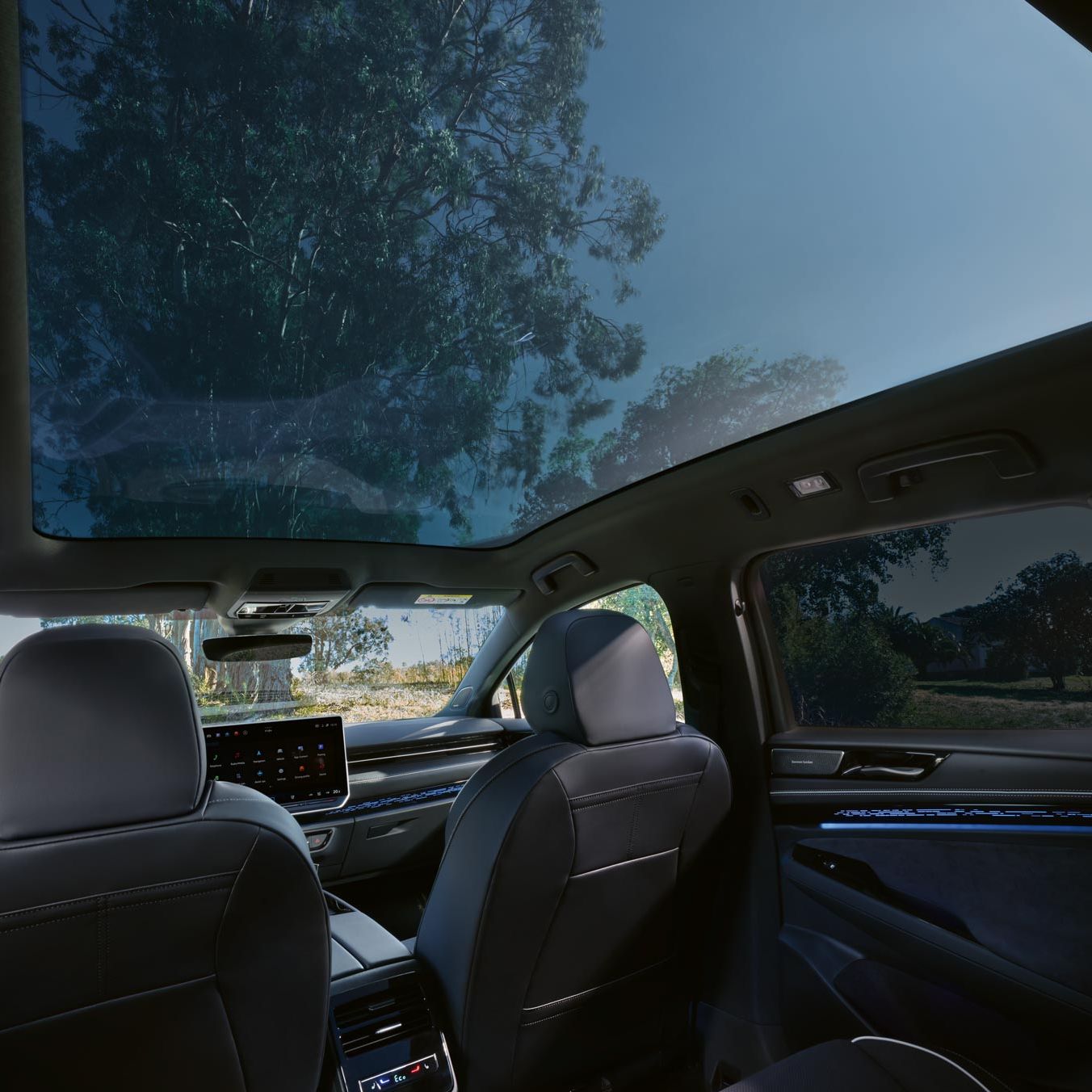 Blick auf das Panoramadach des VW ID.7 Tourer von der Rücksitzbank aus