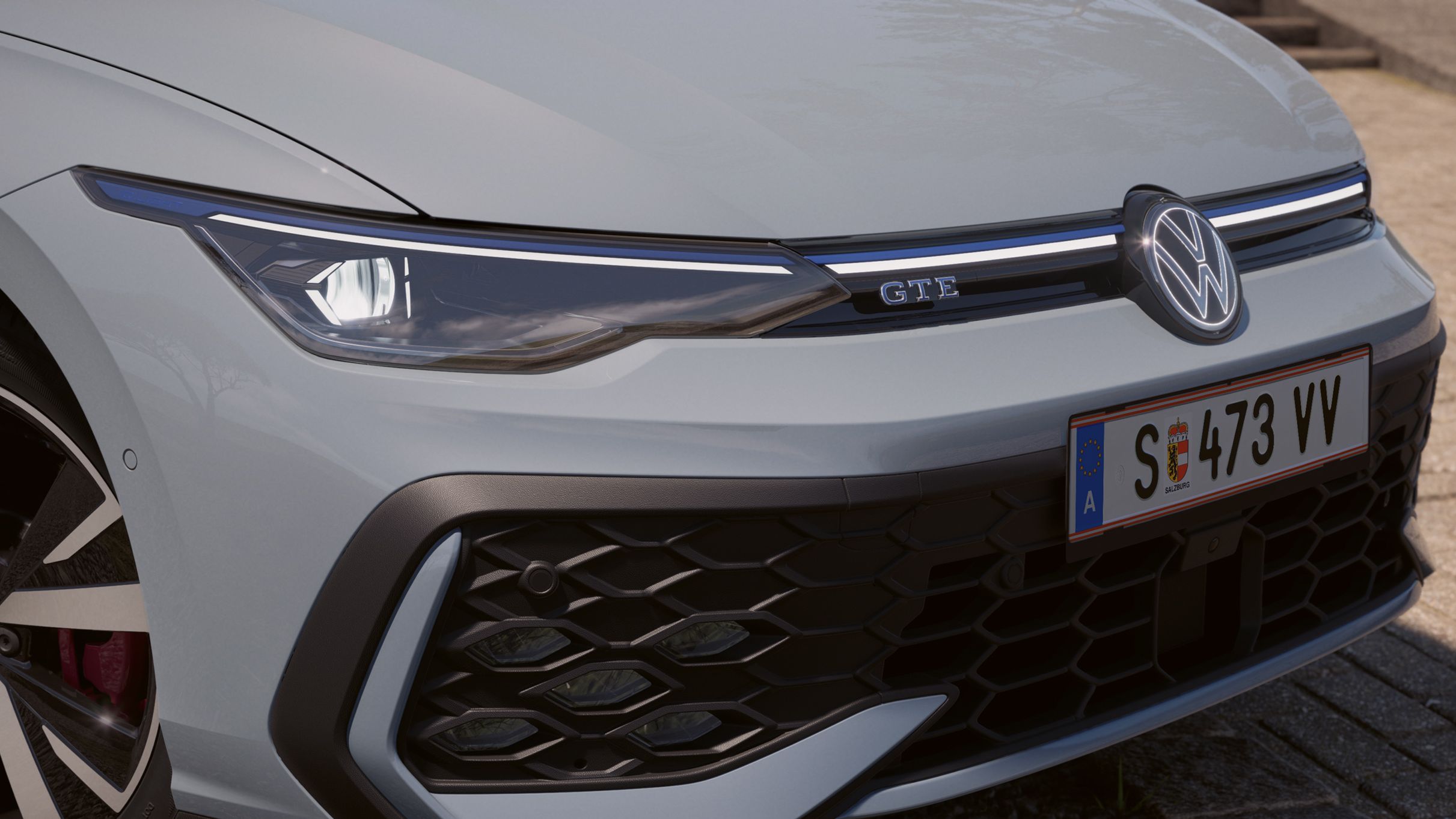 Front und IQ.LIGHT Scheinwerfer eines grauen VW Golf GTEe