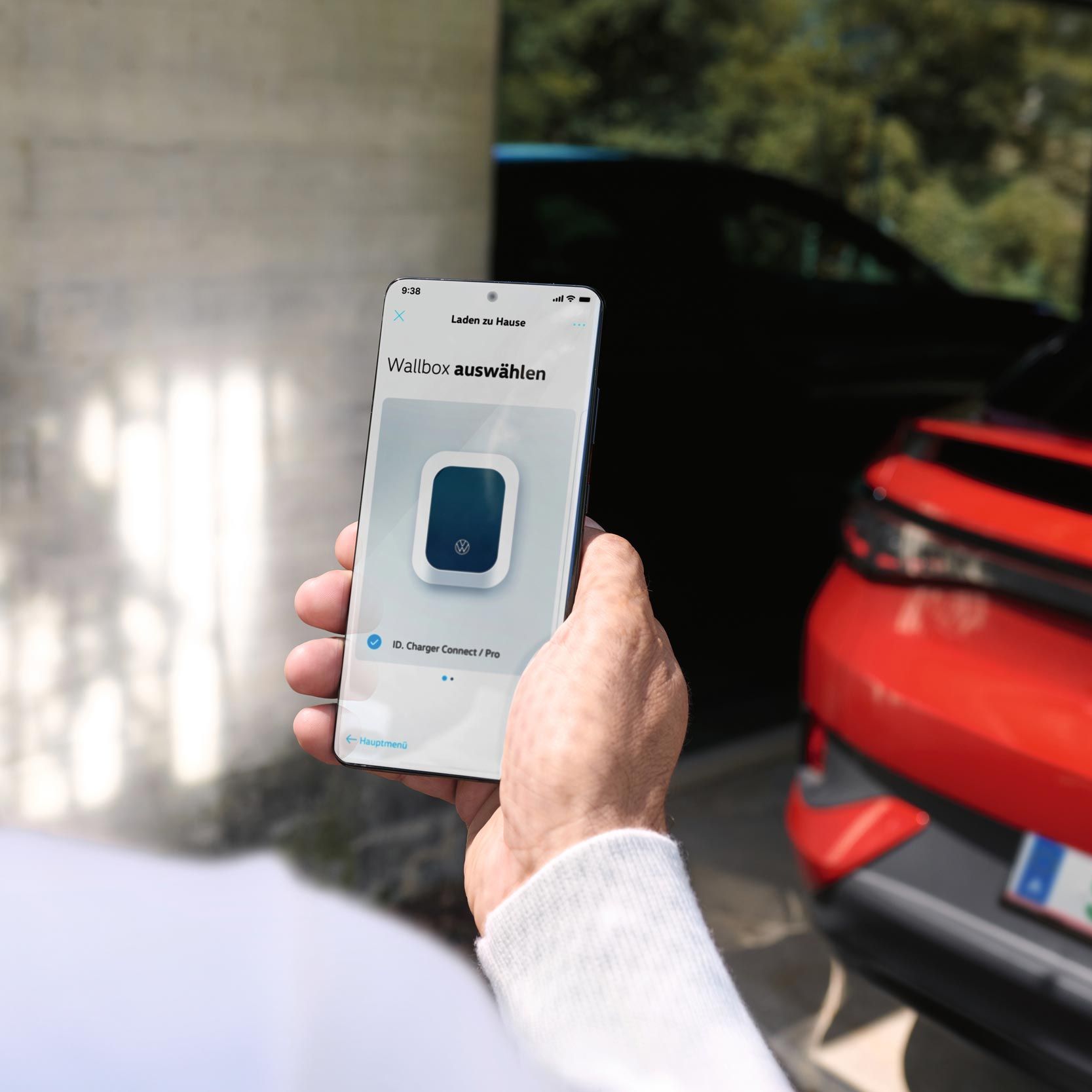 Volkswagen App zur Überwachung des Ladevorgangs, im Hintergrund ein roter VW ID.5 GTX