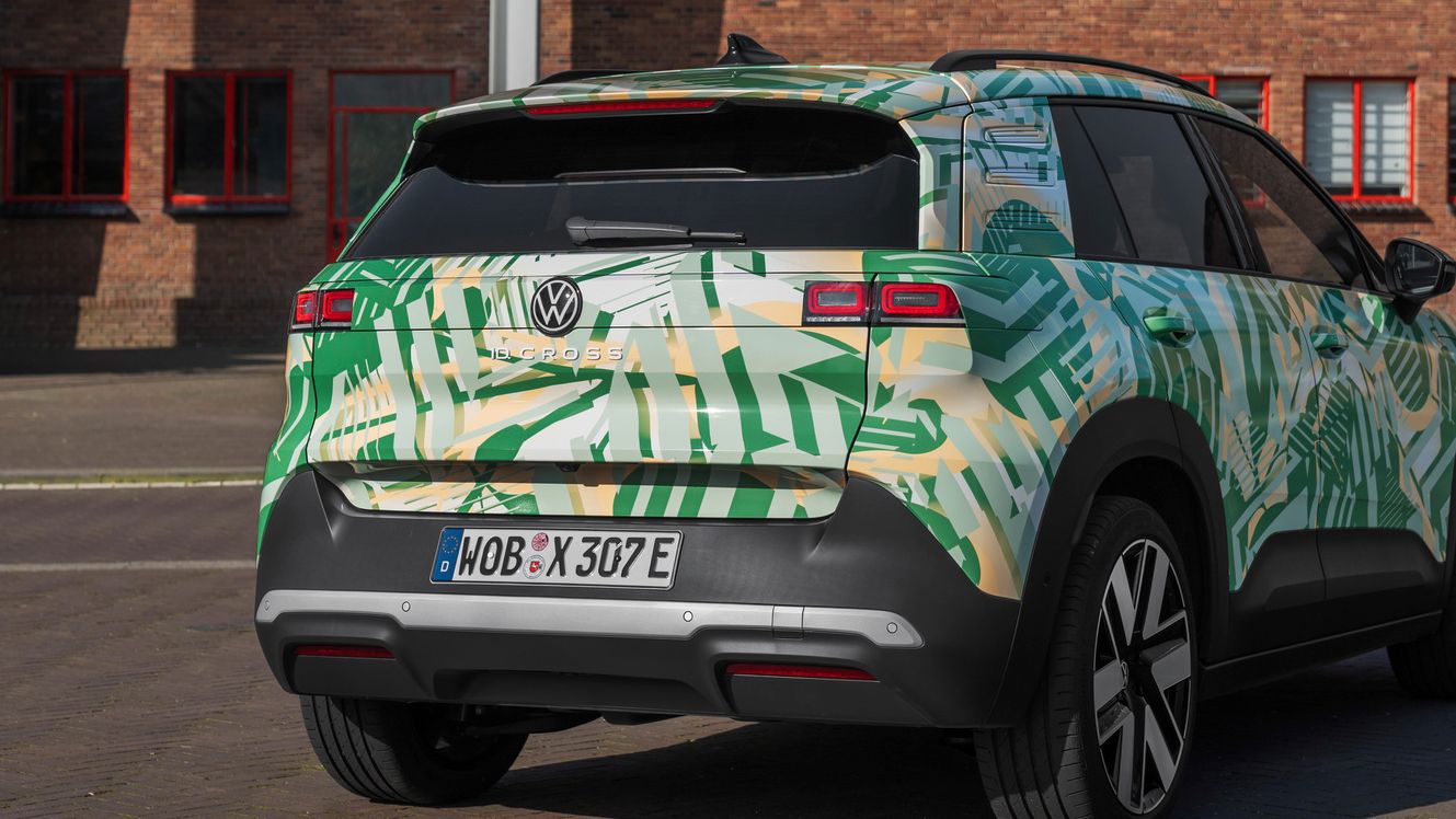 Ein Volkswagen SUV steht vor einem Backsteingebäude. Das Auto hat eine grüne und weiße Tarnlackierung und deutsche Kennzeichen. Es ist von hinten und leicht von der Seite zu sehen.