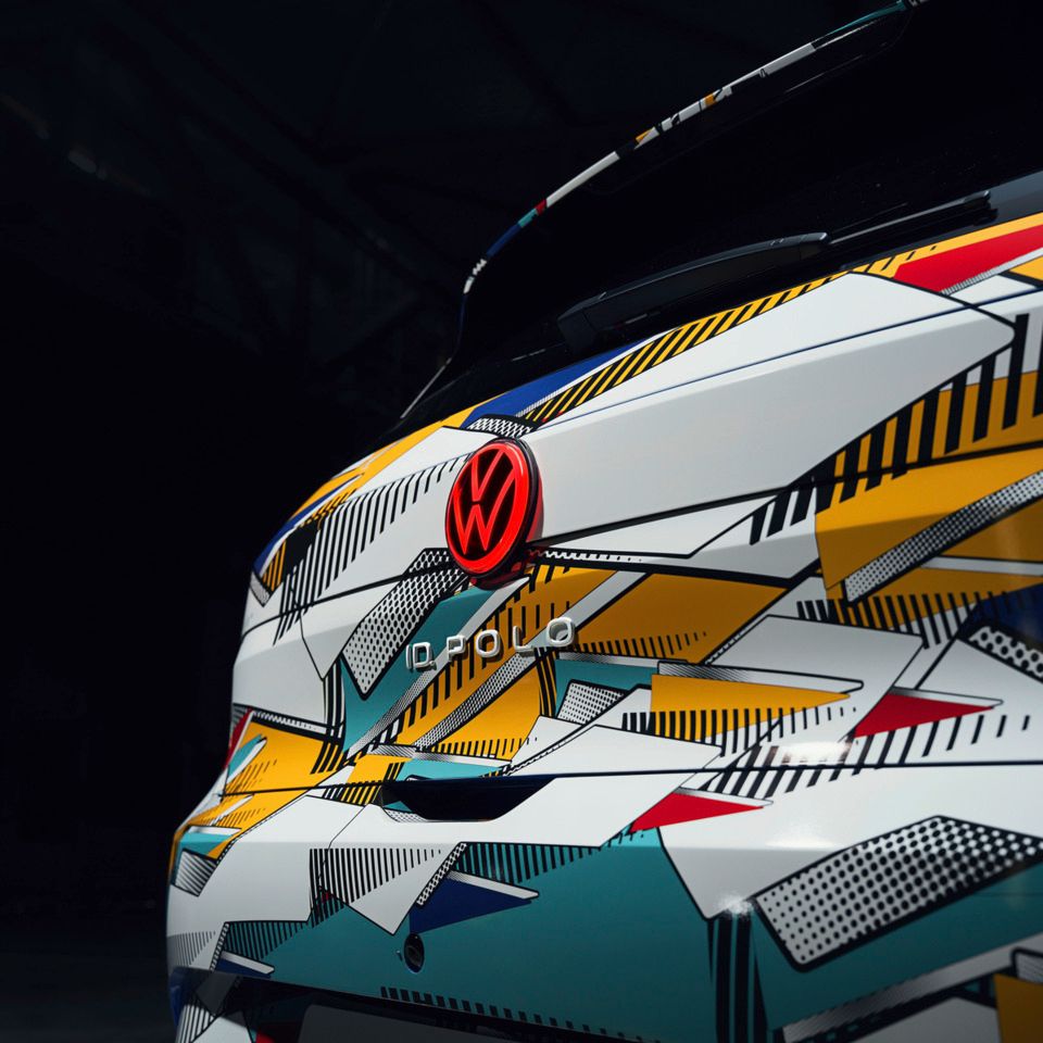 Heckansicht des neuen ID. Polo mit einer bunten Folierung und dem rot leuchtenden Logo