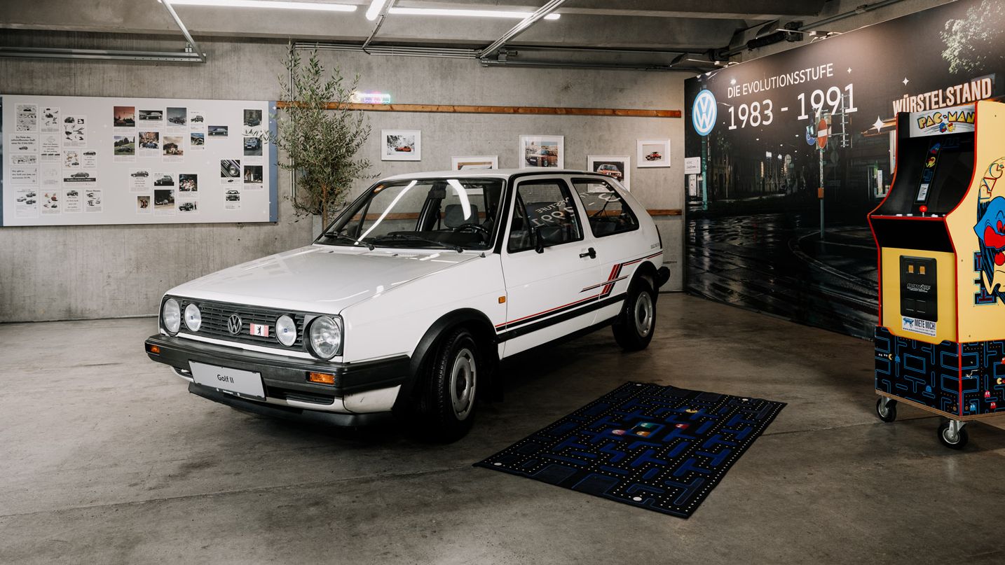Ein weißer VW Golf 2 schräg von vorne