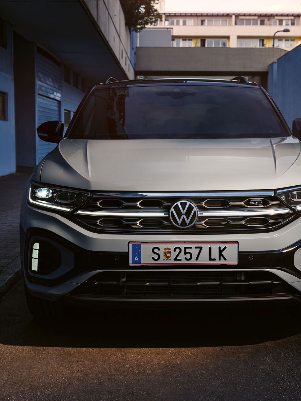Frontansicht eines weißen VW T-Roc