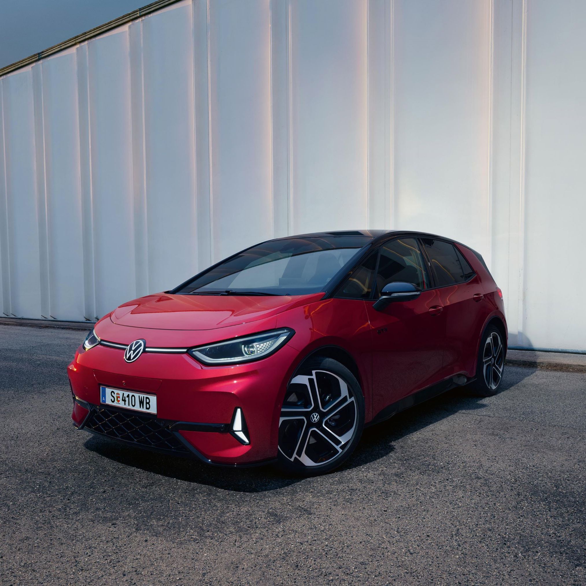 Schräge Frontansicht auf den roten VW ID.3 GTX