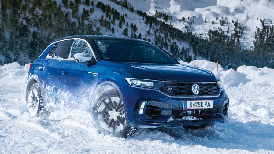 Ein VW im Schnee mit Hinweis zur Winterkomplettrad Aktion