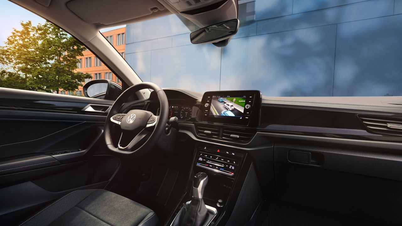 Ansicht des Cockpits vom VW T-Roc, Blick durch die Windschutzscheibe auf eine blaue Wand