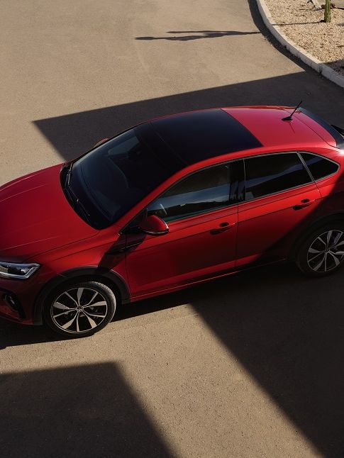 Der VW Taigo R-Line in Rot von oben fotografiert