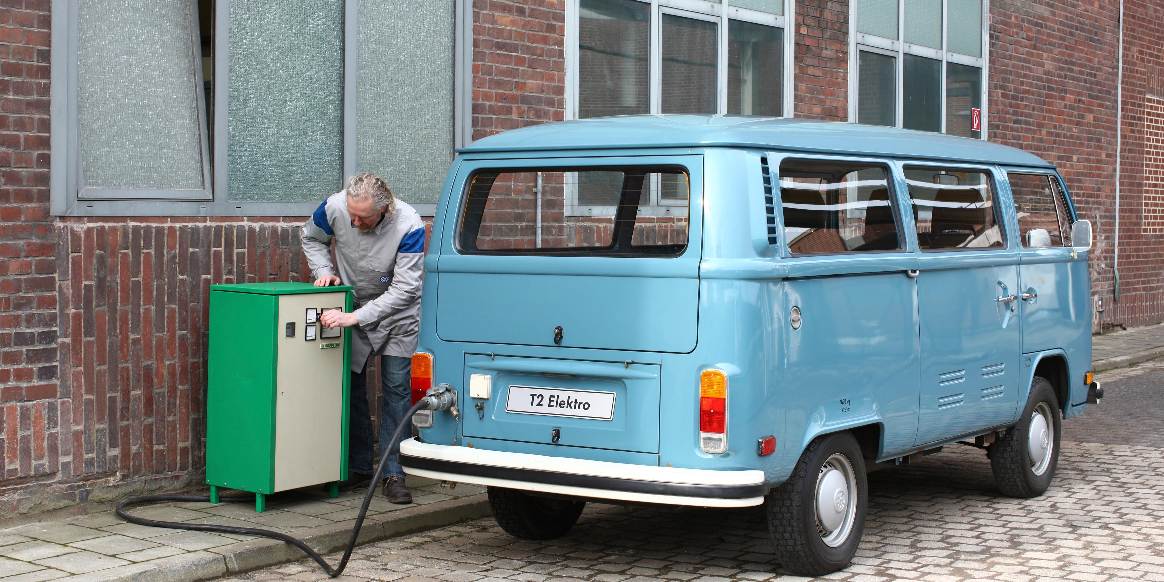 Ladevorgang bei einem VW Bulli