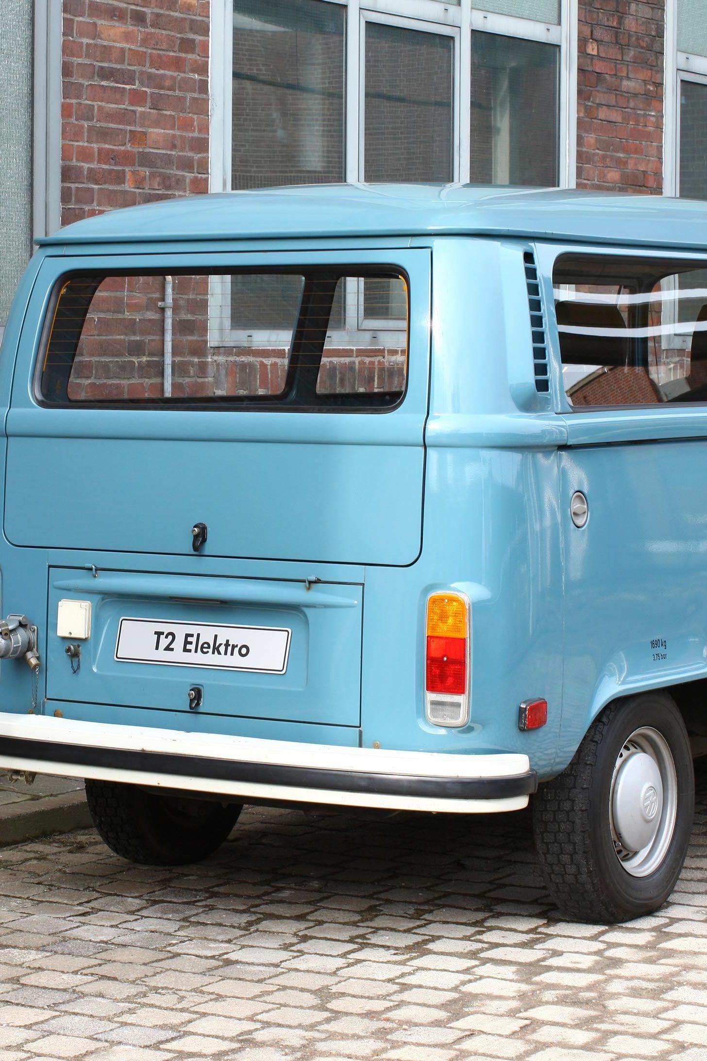 Ladevorgang bei einem VW Bulli