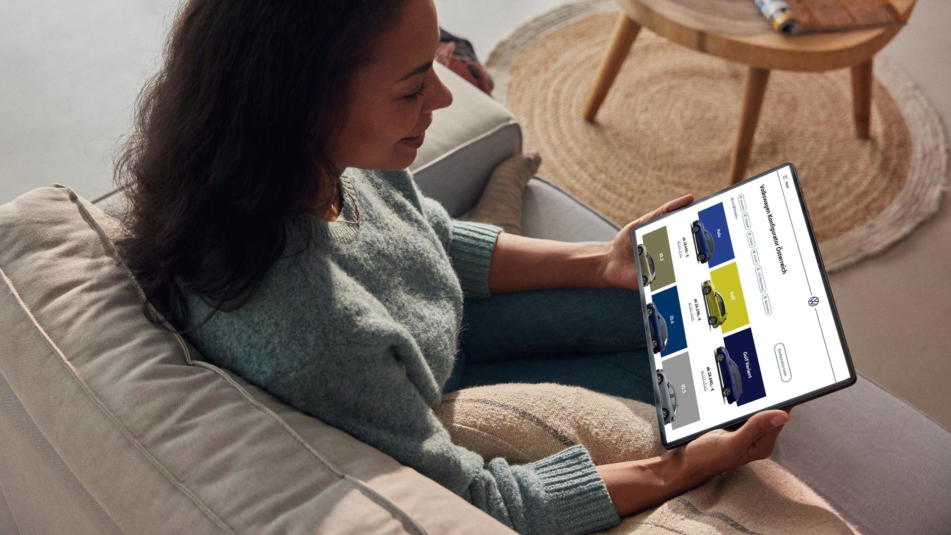 Eine Volkswagen Kundin blickt auf ein Tablet