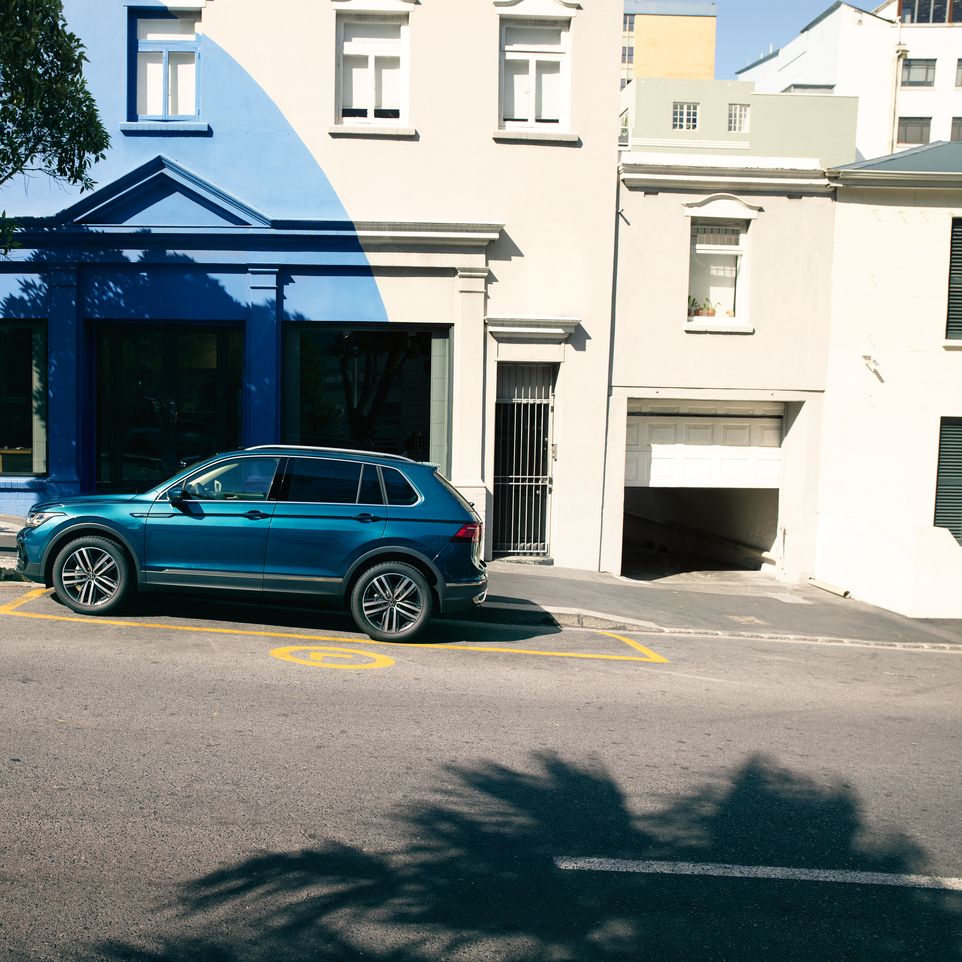 VW Tiguan parkt am Straßenrand