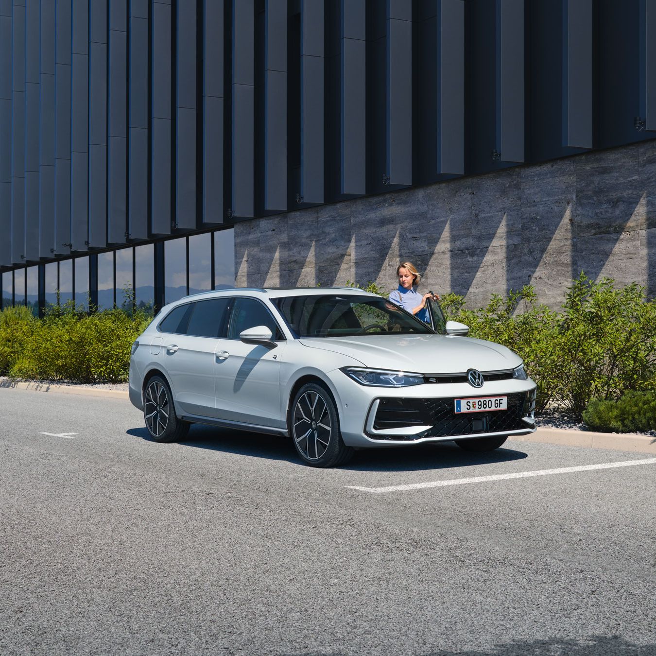 Frau steig in weißen VW Passat R-Line