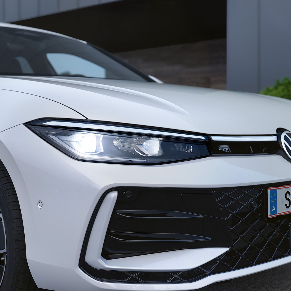 Die LED-Matrixscheinwerfer im Fokus eines weißen VW Passat.