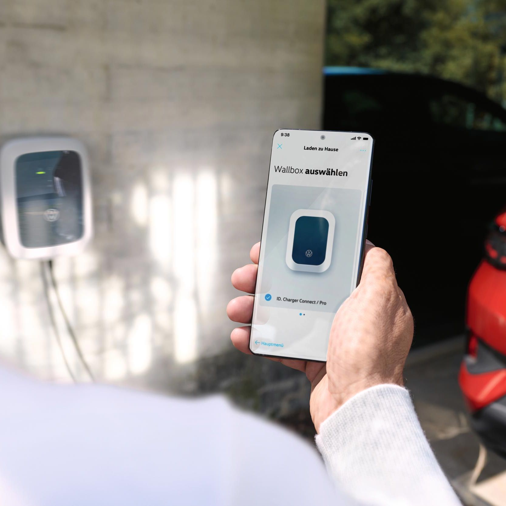 Volkswagen App zur Überwachung des Ladevorgangs, im Hintergrund ein roter VW ID.5 GTX