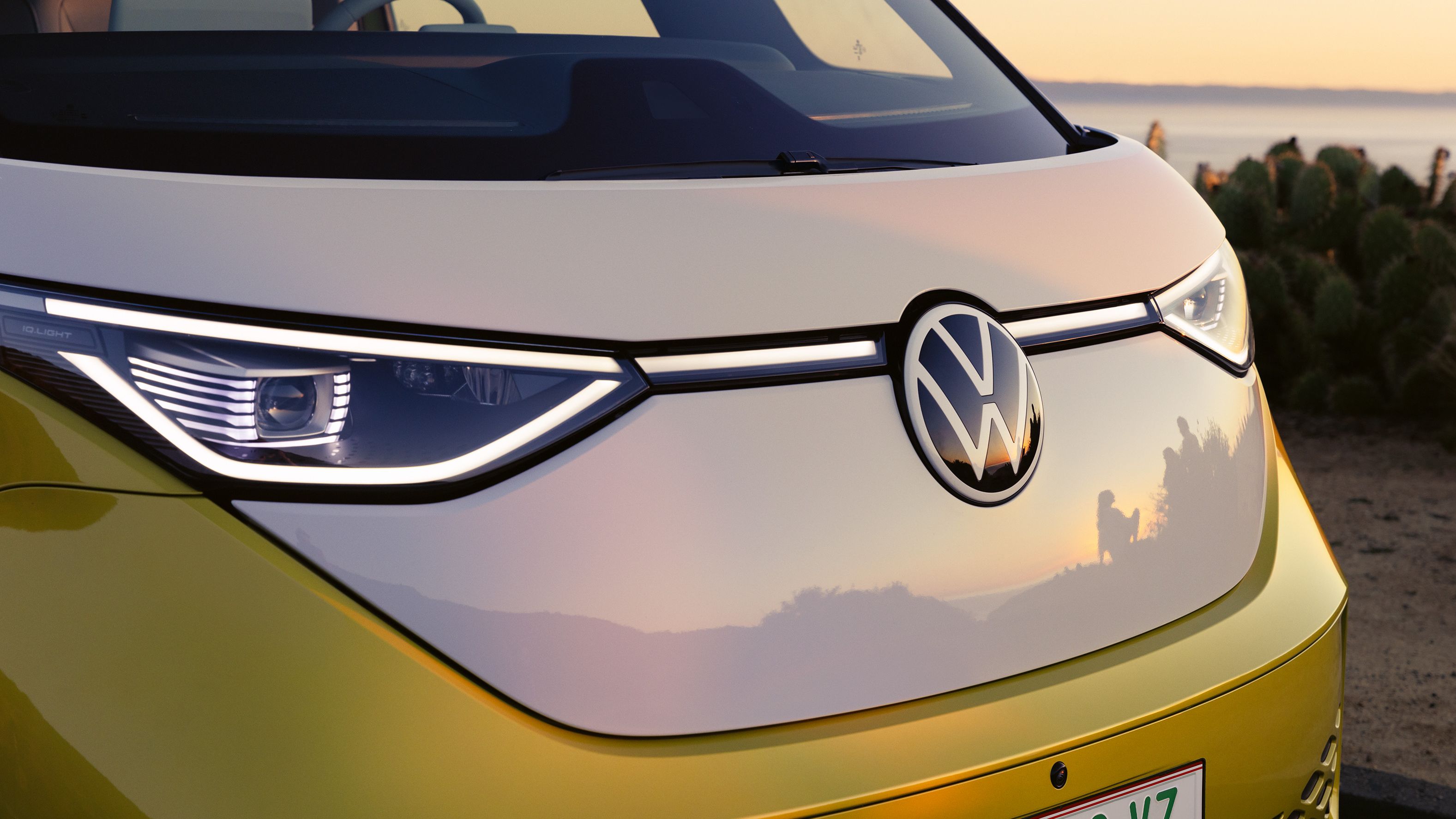Blick auf die Scheinwerfer des VW ID. Buzz